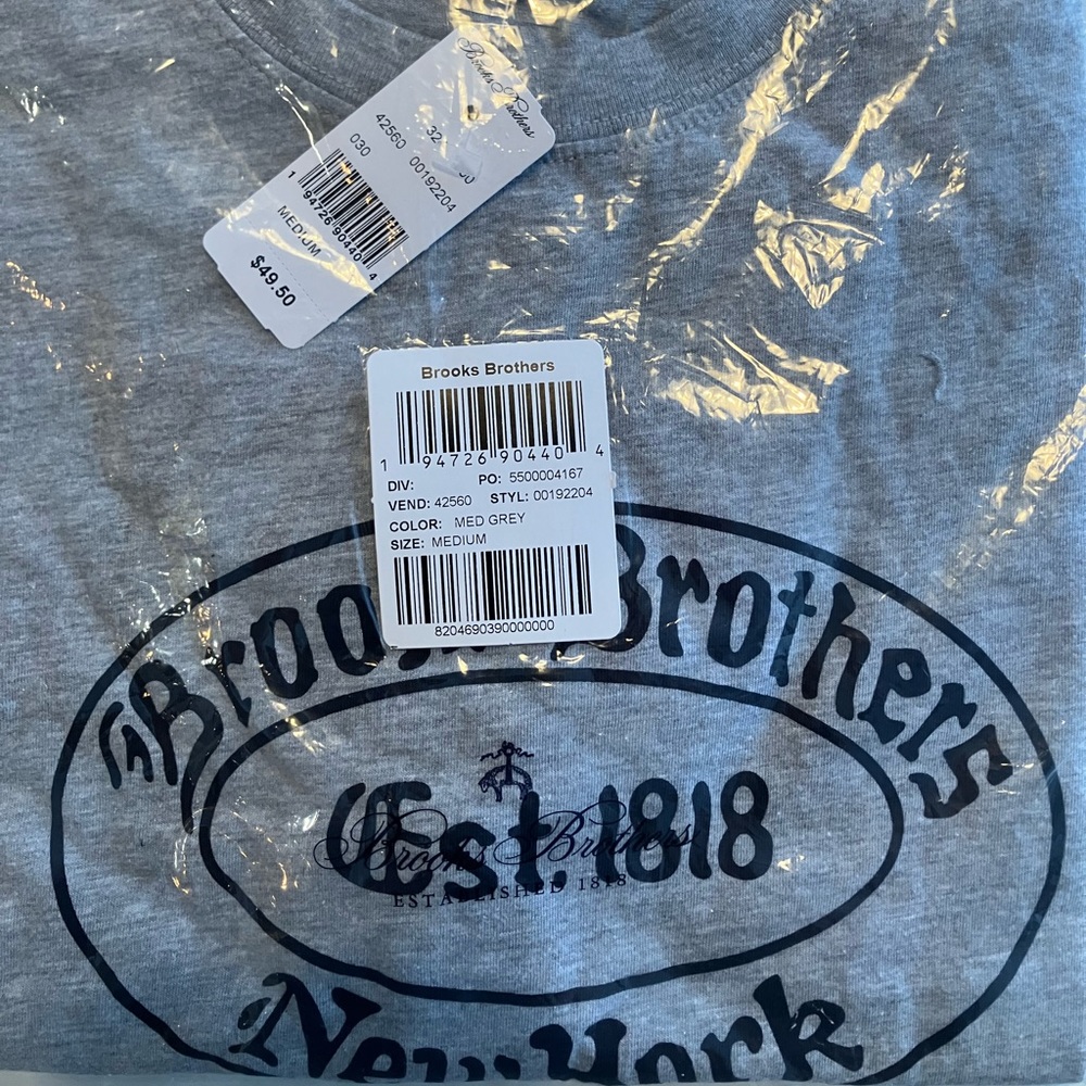 Classic T-shirt in gray with navy detail.